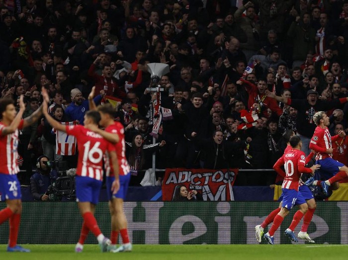 Atletico Madrid's French forward #07 Antoine Griezmann(R) celebrates scoring his team's third goal during the UEFA Champions League group E football match between Club Atletico de Madrid and Celtic at the Metropolitano stadium in Madrid on November 7, 2023. (Photo by OSCAR DEL POZO / AFP)