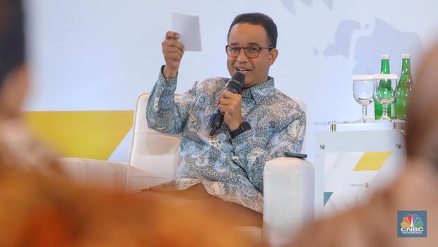 Bakal calon presiden Anies Baswedan dalam acara Sarasehan 100 Ekonom Indonesia yang diselenggarakan oleh CNBC Indonesia dan INDEF di Menara Bank Mega, Jakarta, Rabu (8/11/2023). (CNBC Indonesia/Faisal Rahman)