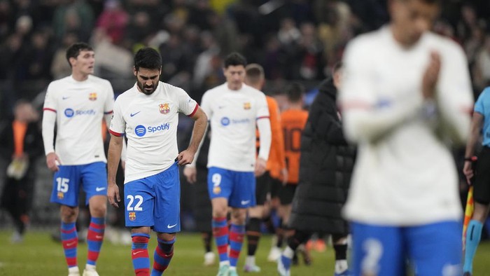 Barcelonas Ilkay Gundogan leaves the pitch after the Champions League Group H soccer match between Shakhtar Donetsk and Barcelona, at the Volksparkstadion in Hamburg, Germany, Tuesday, Nov. 7, 2023. Shakhtar won 1-0. (AP Photo/Matthias Schrader)