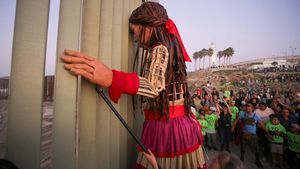 Potret Little Amal Ratapi Derita Migran di Perbatasan Meksiko-AS