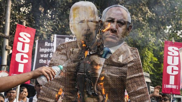 Aksi Demontran Pro-Palestina di India Bakar Gambar Biden-Netanyahu
