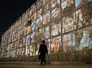 Foto-foto Sandera Israel yang Diculik Hamas Terpampang di Yerusalem