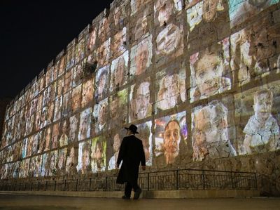 Foto-foto Sandera Israel yang Diculik Hamas Terpampang di Yerusalem