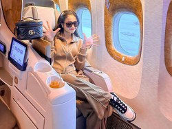 Fuji Asyik Liburan ke Eropa Usai Diterpa Masalah soal Gaji Karyawan