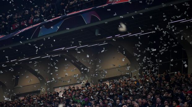 Soccer Football - Champions League - Group F - AC Milan v Paris St Germain - San Siro, Milan, Italy - November 7, 2023 General view as fake cash notes with former AC Milan player and Paris St Germain's Gianluigi Donnarumma's face on it are thrown by AC Milan fans in the stands REUTERS/Daniele Mascolo