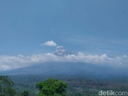 Gunung Semeru Siaga III Usai Keluarkan Awan Panas Sejauh 1.000 Meter