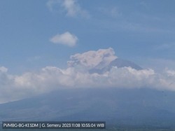 Awas! Gunung Semeru Erupsi Keluarkan Awan Panas