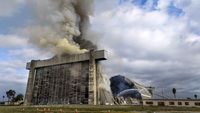 Penampakan Hanggar Era Perang Dunia II di California Terbakar