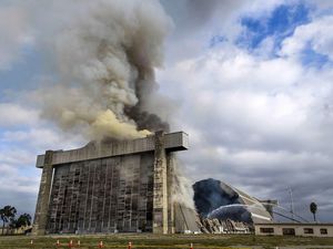 Penampakan Hanggar Era Perang Dunia II di California Terbakar Penampakan Hanggar Era Perang Dunia II di California Terbakar