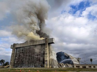 Penampakan Hanggar Era Perang Dunia II di California Terbakar
