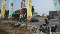 Beberapa pekerja nampak masih sibuk melakukan penyelesaian proyek di sekitar JIS.