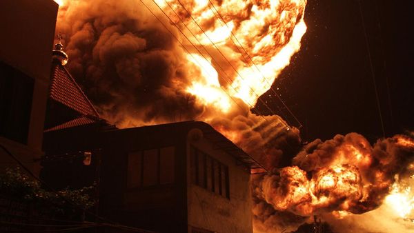 Penampakan Api Lalap Gudang Penimbunan BBM di Sidoarjo