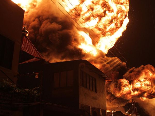 Penampakan Api Lalap Gudang Penimbunan BBM di Sidoarjo