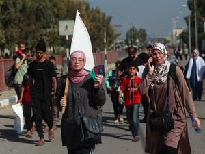 Kibarkan Bendera Putih, Ribuan Warga Gaza Mencari Tempat Berlindung Kibarkan Bendera Putih, Ribuan Warga Gaza Mencari Tempat Berlindung