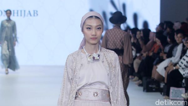 10 Koleksi 4Season Hijab di JFW 2024, Hadirkan Busana Modest Buat Gen Z