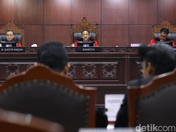Nasib Negeri di Tangan Mahkamah Konstitusi