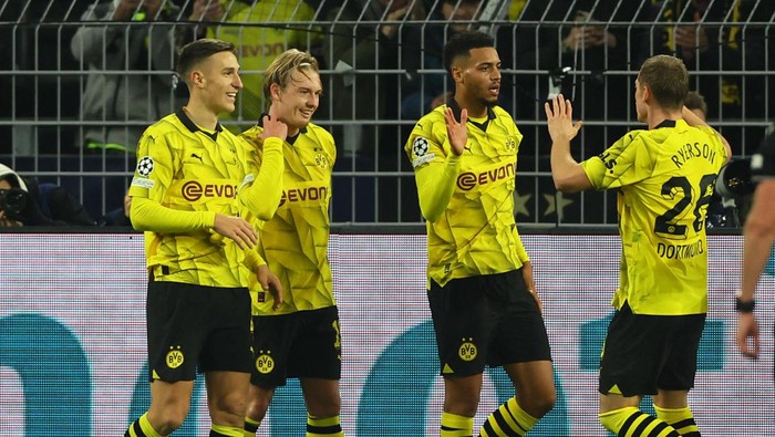 Soccer Football - Champions League - Group F - Borussia Dortmund v Newcastle United - Signal Iduna Park, Dortmund, Germany - November 7, 2023 Borussia Dortmunds Julian Brandt celebrates scoring their second goal with teammates REUTERS/Wolfgang Rattay