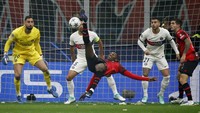 MIlan sempat tertinggal lewat gol Milan Skriniar. Namun, Rafael Leao menyamakan skor ke gawang PSG. (Foto: REUTERS/ALESSANDRO GAROFALO)