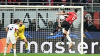 Kemudian, Giroud keluar menjadi pahlawan. Penyerang 37 tahun itu terbang tinggi untuk menjebol gawang PSG. (Foto: REUTERS/DANIELE MASCOLO)
