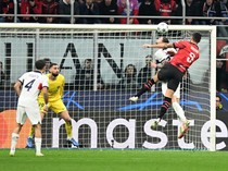 Bukan Burung, Bukan Pesawat...Ini Giroud Terbang Cetak Gol!