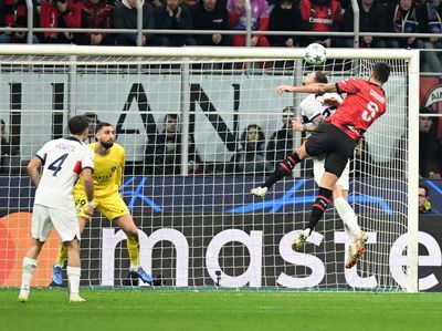 Bukan Burung, Bukan Pesawat...Ini Giroud Terbang Cetak Gol!