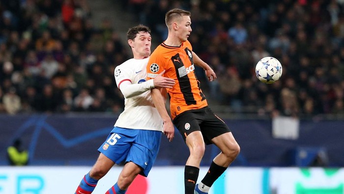 Soccer Football - Champions League - Group H - Shakhtar Donetsk v FC Barcelona - Volksparkstadion, Hamburg, Germany - November 7, 2023 FC Barcelonas Andreas Christensen in action with Shakhtar Donetsks Danylo Sikan REUTERS/Cathrin Mueller