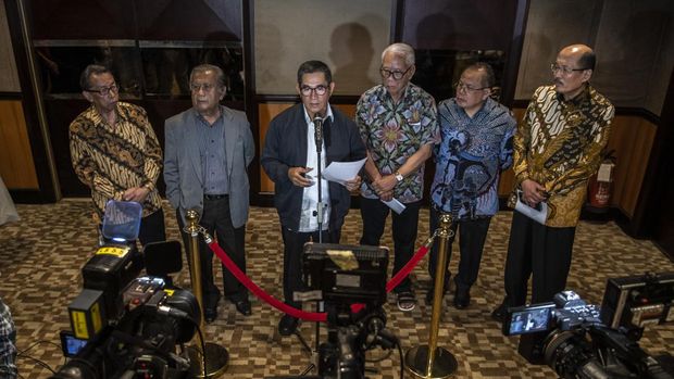Mantan Ketua Hakim Konstitusi Hamdan Zoelva (tiga kiri) didampingi mantan Hakim Konstitusi Maruarar Siahaan (dua kiri), Aswanto (dua kanan), Harjono (tiga kanan). Achmad Sodiki (kiri) dan mantan Sekjen Mahkamah Konstitusi Janedjri M Gaffar (kanan) memberikan keterangan pers usai diskusi di Jakarta, Selasa (7/11/2023). Diskusi secara tertutup yang diikuti oleh tujuh mantan Hakim Konstitusi tersebut membahas hasil keputusan MKMK untuk kepentingan Hakim Konstitusi agar tetap menjaga harkat, martabat dan kepercayaan masyarakat terhadap Mahkamah Konstitusi. ANTARA FOTO/Bayu Pratama S/nym.