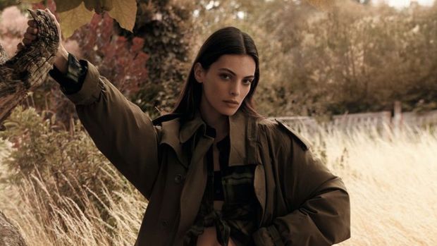 Model Israel May Tager disebut menggantikan Bella Hadid yang pro-Palestina di iklam parfum terbaru Dior.