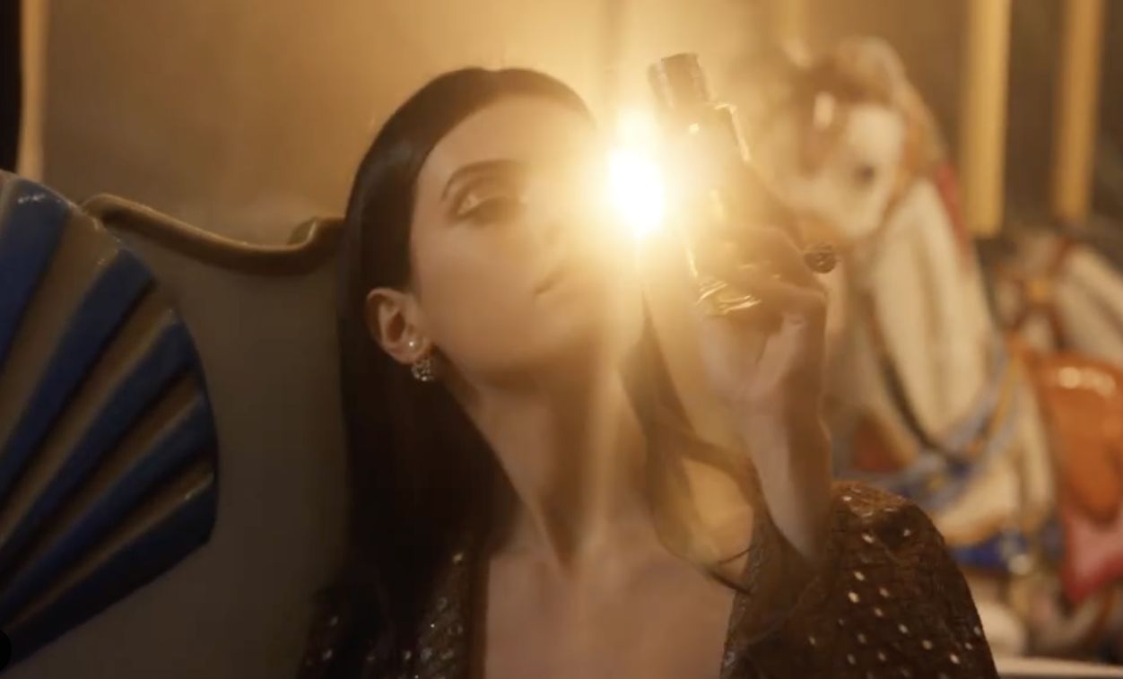 Model Israel May Tager disebut menggantikan Bella Hadid yang pro-Palestina di iklam parfum terbaru Dior.