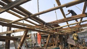 Melihat Pembuatan Kapal Bagan Apung di Cilincing
