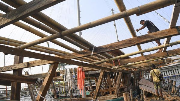 Melihat Pembuatan Kapal Bagan Apung di Cilincing