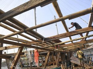 Melihat Pembuatan Kapal Bagan Apung di Cilincing