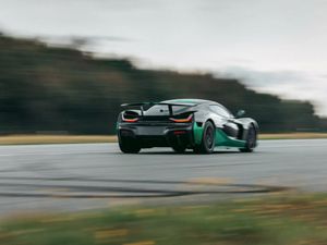 Rekor Dunia Pecah! Mobil Ini Mundur dengan Kecepatan 275 Km/jam