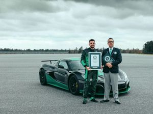 Rekor Mobil Mundur Paling Ngebut, Pakai Gigi R Sampai 275 Km/jam