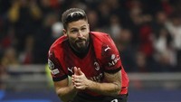 Olivier Giroud dimainkan menjadi starter saat AC Milan menjamu Paris Saint-Germain di San Siro, Rabu (8/11/2023) dini hari WIB. (Foto: ALESSANDRO GAROFALO/REUTERS)