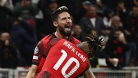 Giroud mendapat pelukan dari Rafael Leao usai bisa membawa Milan berbalik unggul 2-1. (Foto: ALESSANDRO GAROFALO/REUTERS)