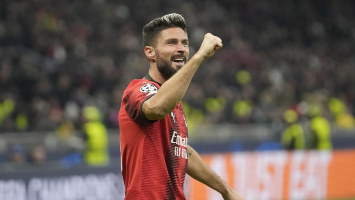 AC Milans Olivier Giroud celebrates after scoring his sides second goal during the Champions League, Group F soccer match between AC Milan and PSG, at the San Siro stadium in Milan, Italy, Tuesday, Nov. 7, 2023. (AP Photo/Luca Bruno)
