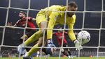 Bukan Burung, Bukan Pesawat...Ini Giroud Terbang Cetak Gol!