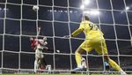 Bukan Burung, Bukan Pesawat...Ini Giroud Terbang Cetak Gol!