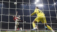 Giroud terbang tinggi memenangi duel udara dengan Milan Skriniar, dan menanduk bola dengan keras ke gawang PSG. (Foto: ALESSANDRO GAROFALO/REUTERS)
