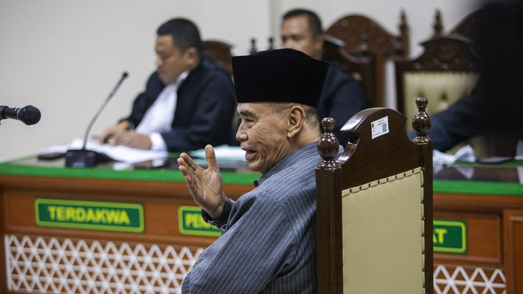 Panji Gumilang Jalani Sidang Perdana Kasus Penistaan Agama Panji Gumilang Jalani Sidang Perdana Kasus Penistaan Agama
