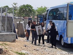 Tangis Keluarga Pecah Saat Jenazah Mahasiswi FKH Unair Dimakamkan di Kediri