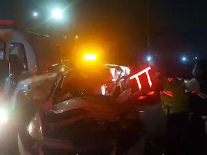 Mobil Tabrak Belakang Truk di Tol Bintaro, Korban Terjepit