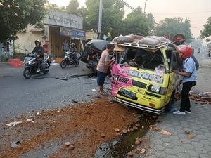 Kecelakaan Maut 2 Pikap Adu Muka di Mojokerto Tewaskan 1 Sopir