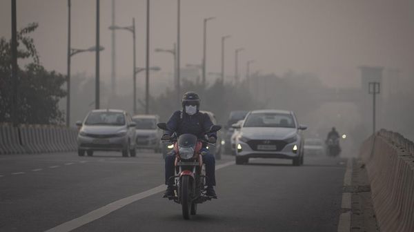 Polusi Udara di India Makin Buruk, Warga Kembali Pakai Masker