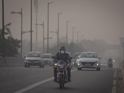 Polusi Udara di India Makin Buruk, Warga Kembali Pakai Masker