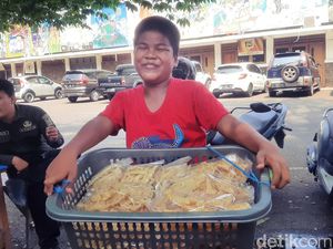 Uletnya Ramdani Bocah Karawang Penjaja Peyek yang Ingin Jadi TNI
