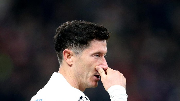 Soccer Football - Champions League - Group H - Shakhtar Donetsk v FC Barcelona - Volksparkstadion, Hamburg, Germany - November 7, 2023 FC Barcelonas Robert Lewandowski reacts REUTERS/Cathrin Mueller