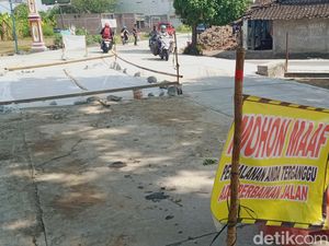 Jalan di Tikungan Juwiring Klaten Dicor Ulang, Dinas PUPR: Mungkin Retak Jalan di Tikungan Juwiring Klaten Dicor Ulang, Dinas PUPR: Mungkin Retak