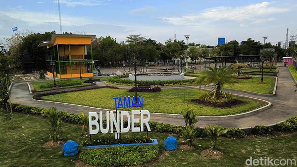 Penampakan Taman Bunder Gresik yang Ternyata Tidak Bundar